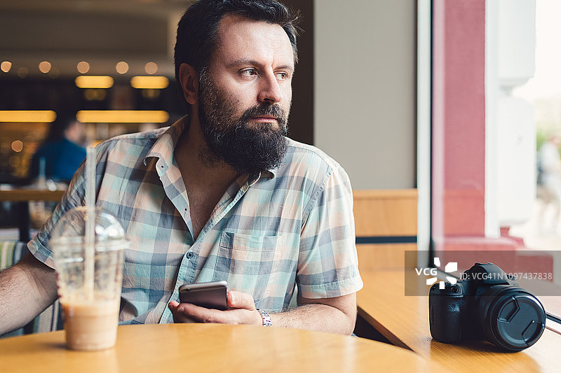 男人下班后在咖啡馆休息图片素材