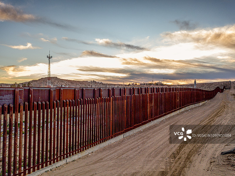 美国新墨西哥州与墨西哥奇瓦瓦州之间的美墨边境墙图片素材