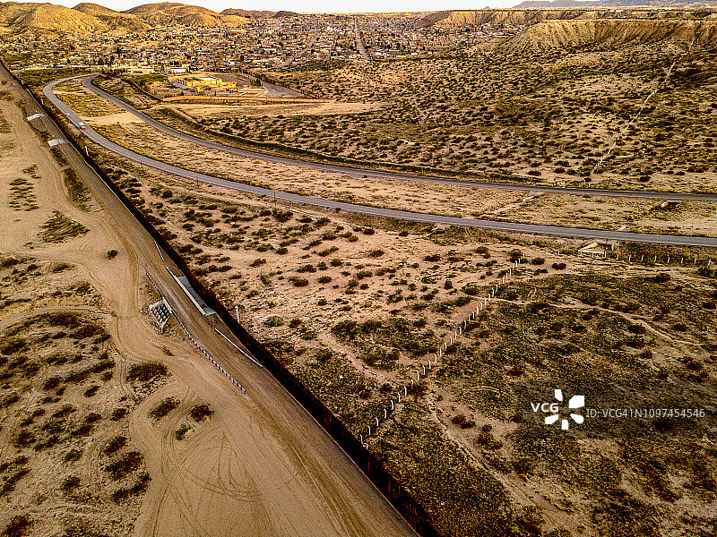 美国新墨西哥州与墨西哥奇瓦瓦州之间的美墨边境墙图片素材