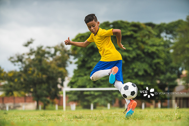 踢足球的小孩图片素材