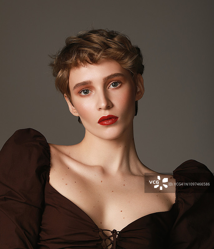 身穿棕色连衣裙的漂亮女人图片素材