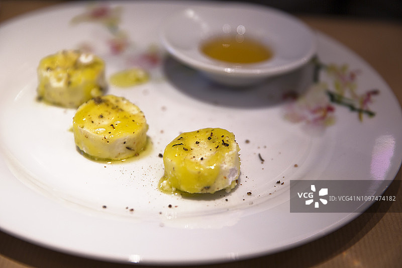 配山羊奶酪和蜂蜜的法国美食图片素材