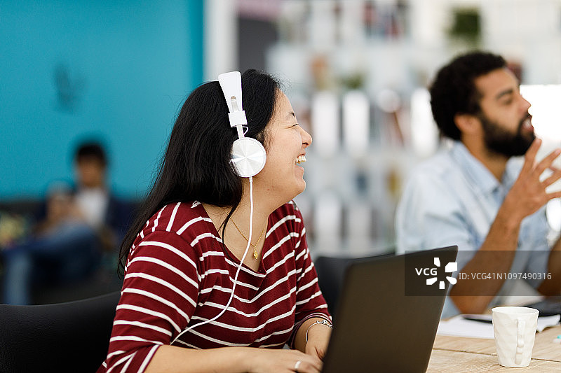 人们在办公室玩乐图片素材