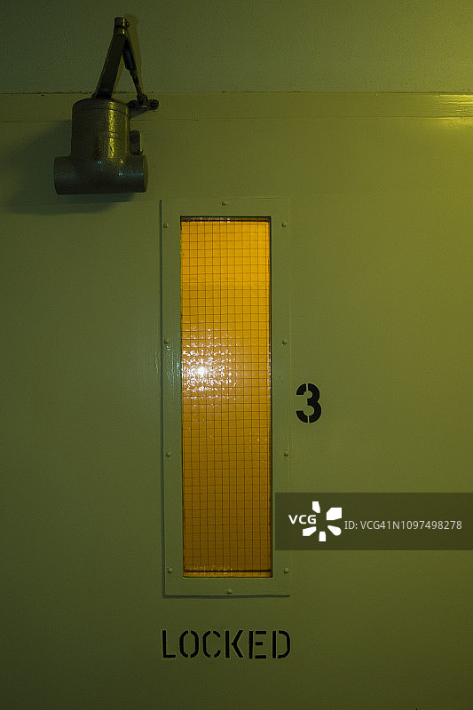 锁闭的电梯门图片素材