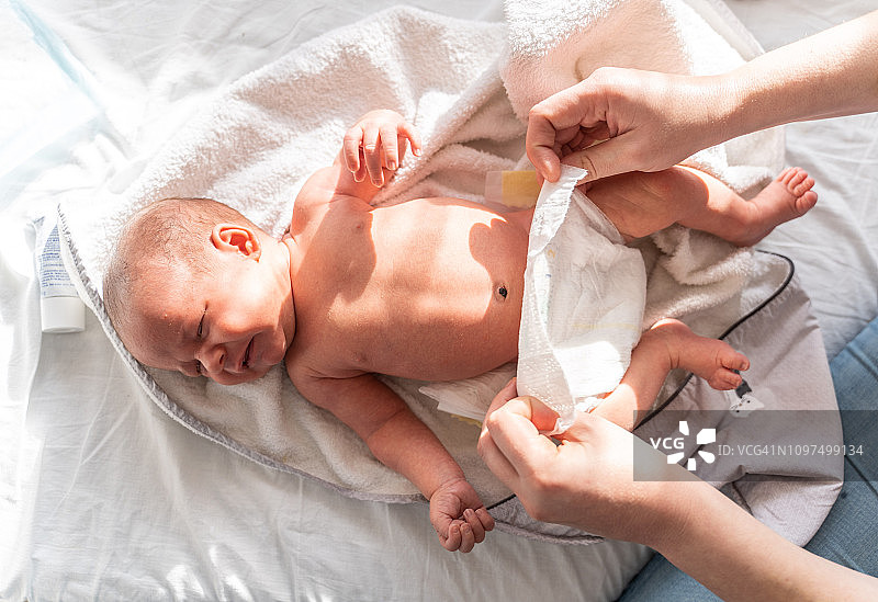 给新生婴儿换尿布图片素材