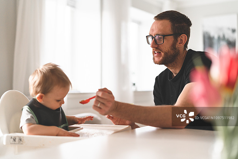 居家父亲喂养他的儿子图片素材