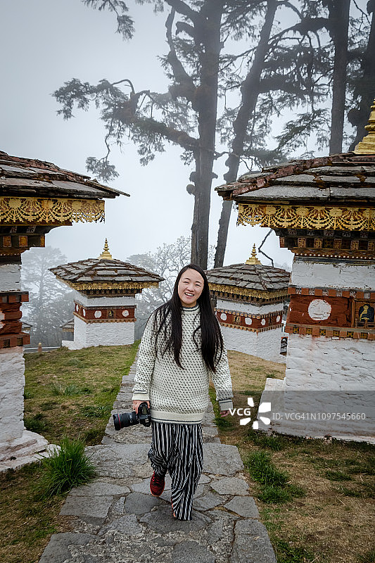 漫步多楚拉山口佛塔阶梯图片素材