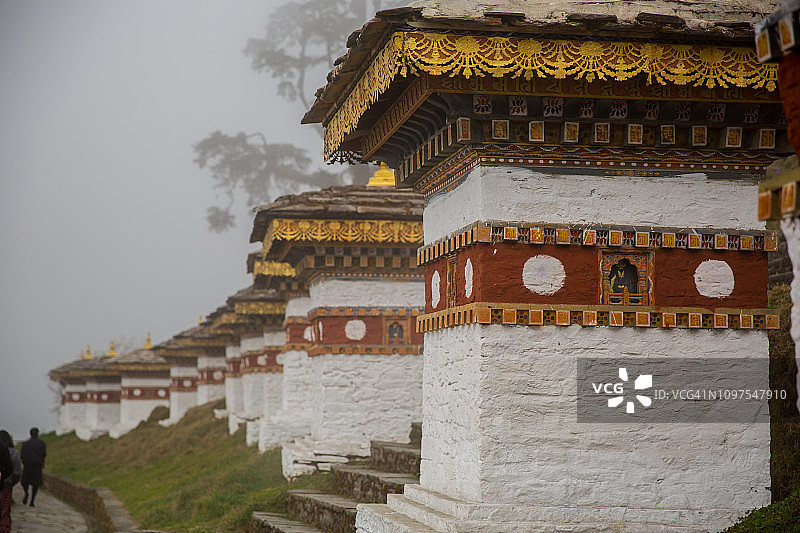 不丹多雄拉山口的佛塔，春天景色图片素材