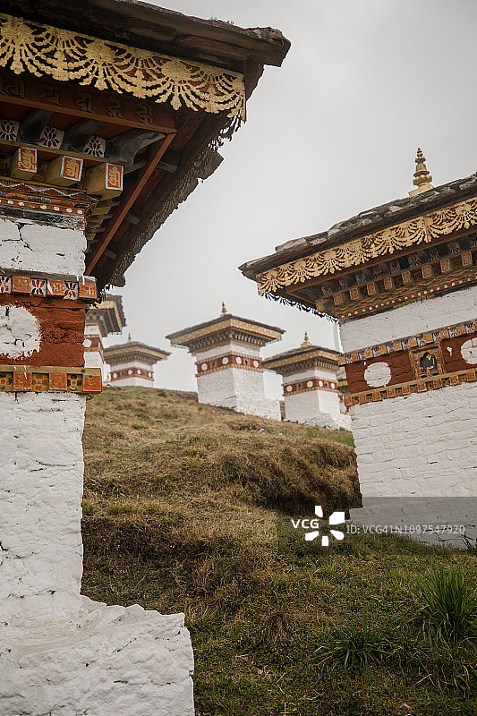 不丹多雄拉山口的佛塔，春天景色图片素材
