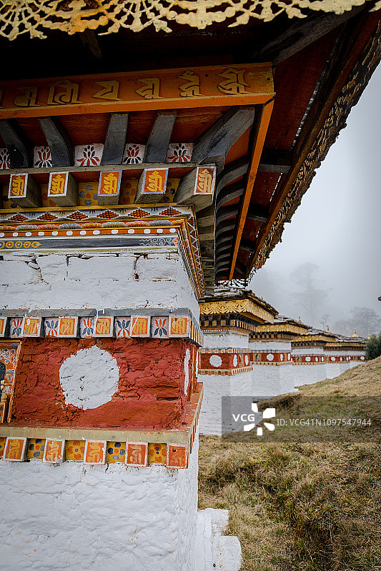 不丹多雄拉山口的佛塔，春天景色图片素材