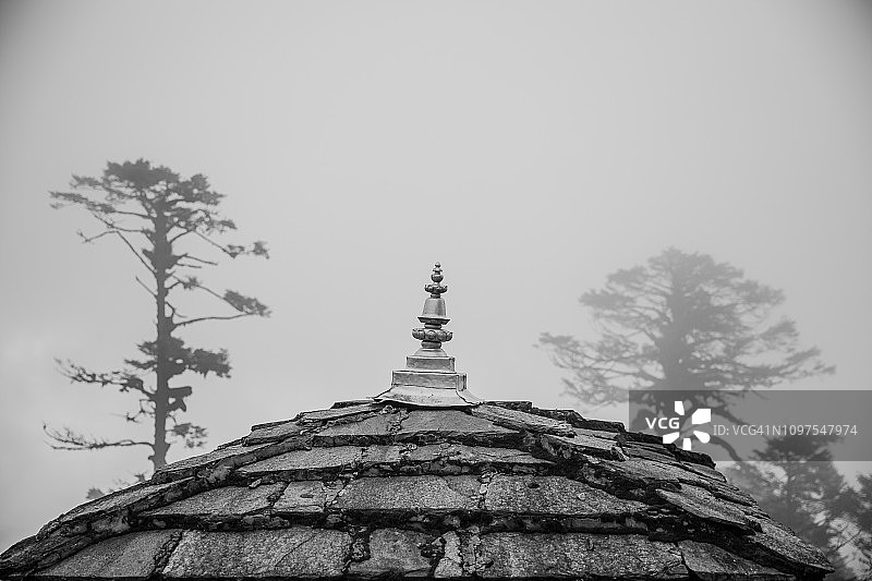 不丹多雄拉山口佛塔特写，春季图片素材