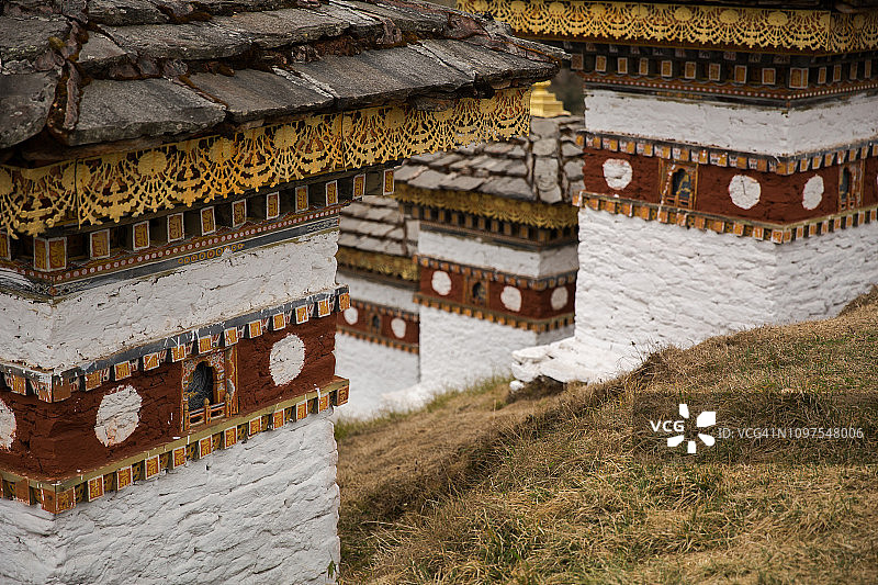 不丹多雄拉山口的佛塔，春天景色图片素材