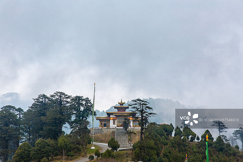 春天不丹多雄拉山口的杜克旺嘉尔拉康寺图片素材