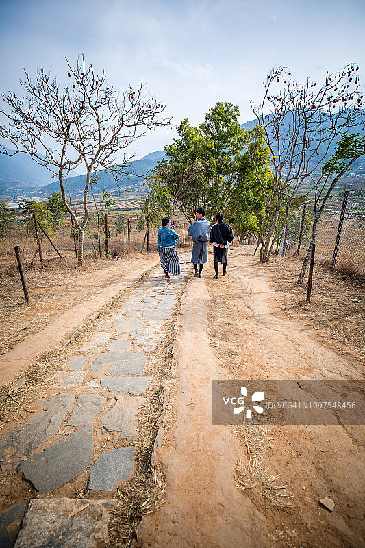 在不丹普纳卡崎岖的小路上行走图片素材