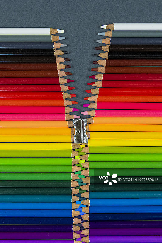 带卷笔刀的彩色粉笔图片素材