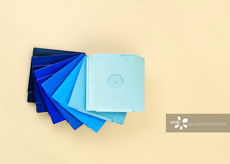 蓝色渐变色电脑磁盘驱动器堆图片素材