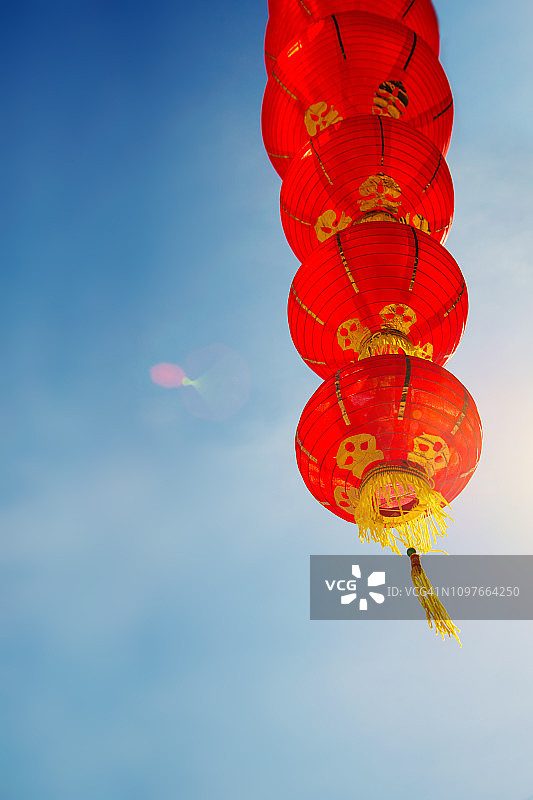 春节红灯笼，蓝天下图片素材