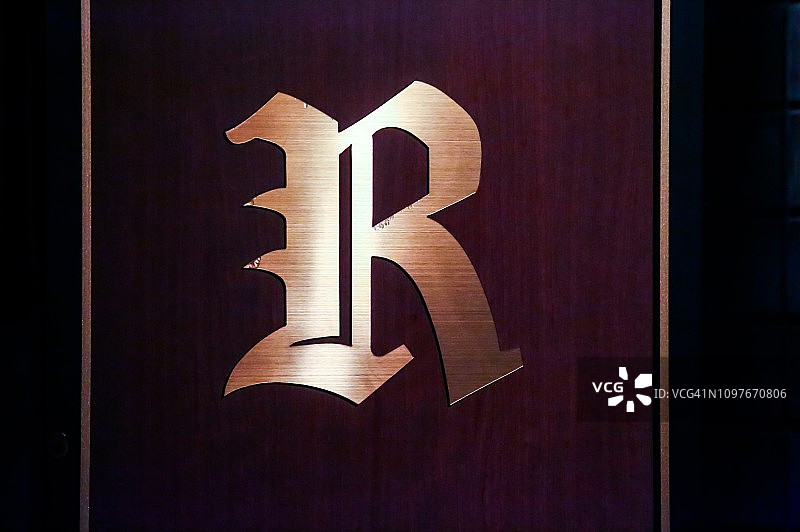 夜晚中的金属大写字母R图片素材