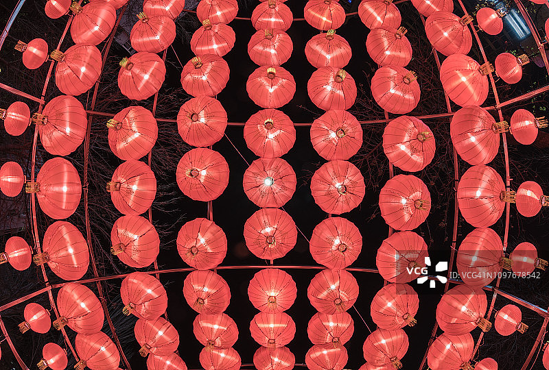 夜晚悬挂的中国灯笼图片素材
