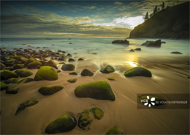 南太平洋诺福克岛安森湾黄昏时分的傍晚光线图片素材