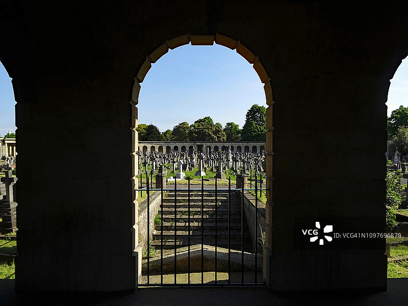 伦敦布朗普顿公墓拱门下图片素材
