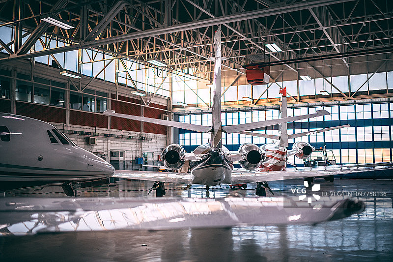 停在机库里的小飞机图片素材