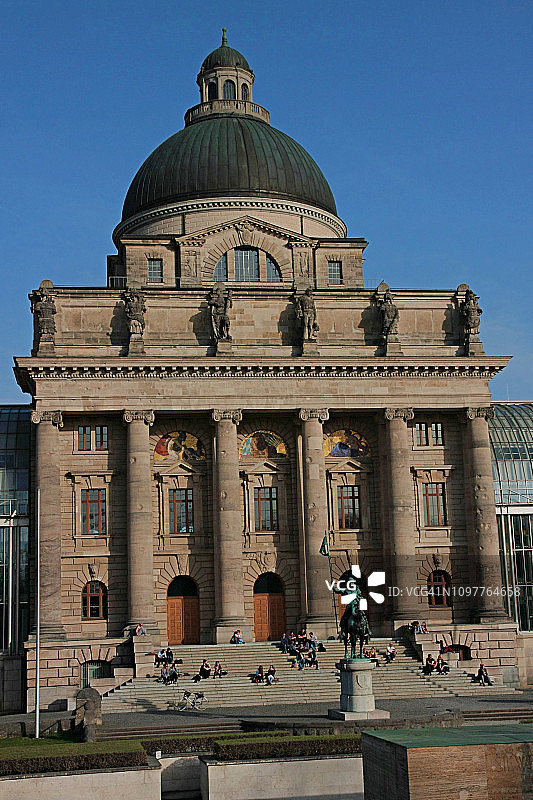 德国慕尼黑巴伐利亚州总理府日落景色图片素材