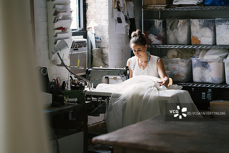 时装设计师创作礼服图片素材