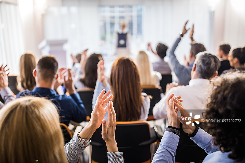 商务人士在研讨会上鼓掌的背影图片素材