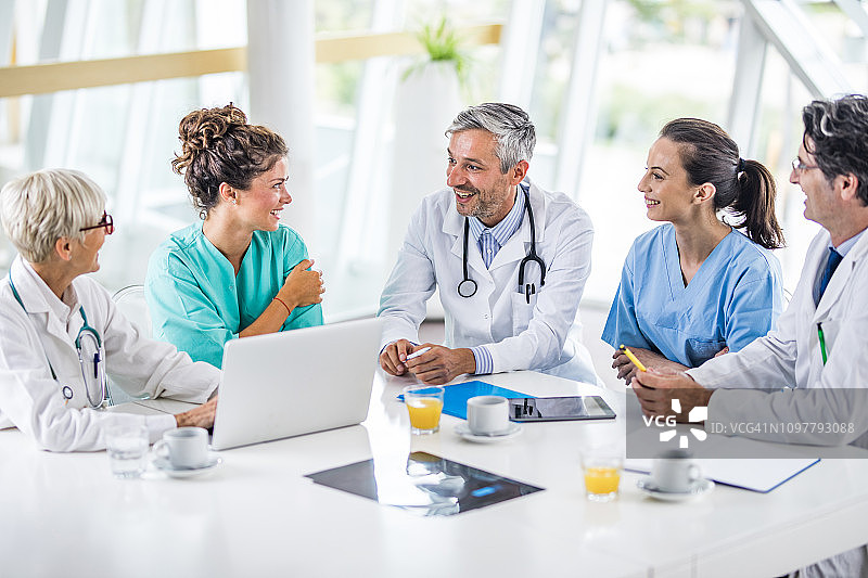 快乐的全科医生团队在诊所开会图片素材