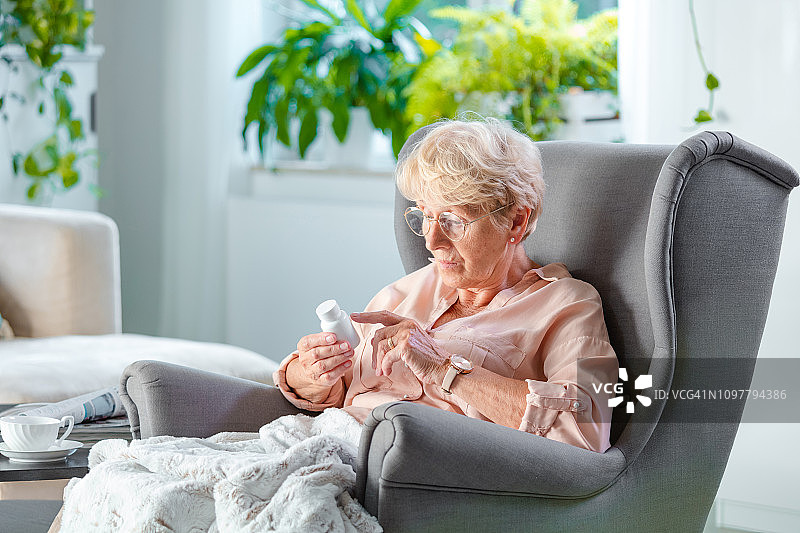 年长女人阅读药品标签图片素材