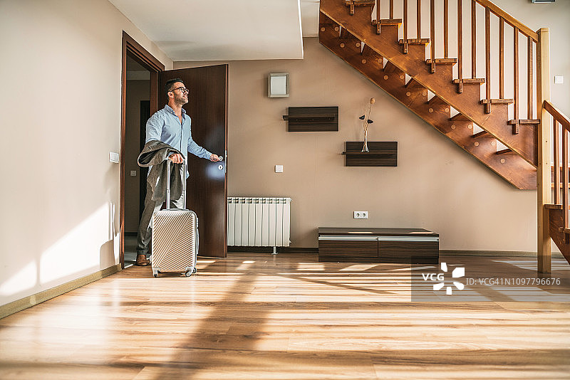 商人进入他的酒店房间图片素材