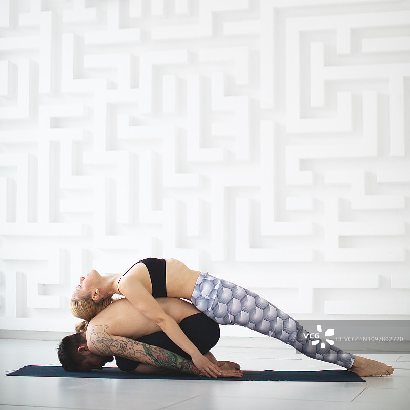 人物练习瑜伽图片素材