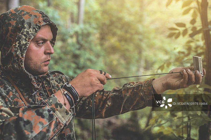 森林中的迷彩女人图片素材