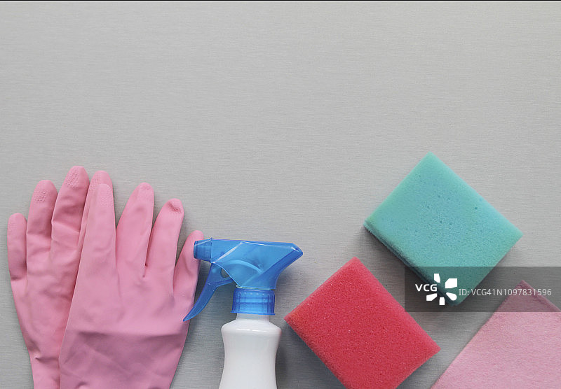 灰色背景上的家居清洁用品图片素材