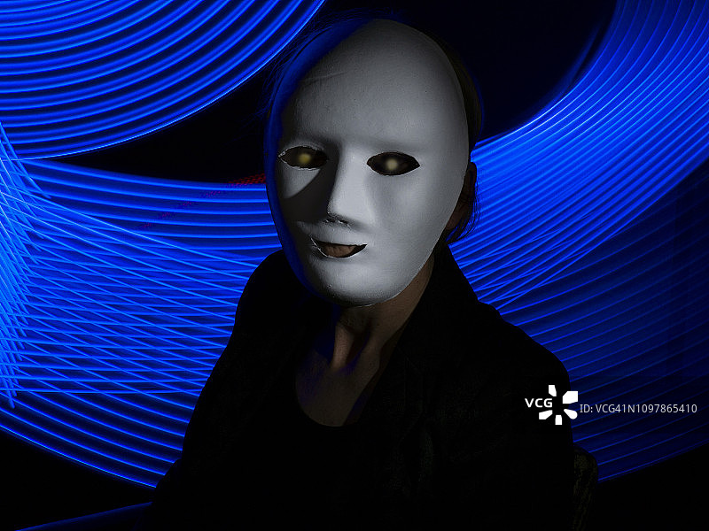 虚拟环境中戴面具的神秘人图片素材