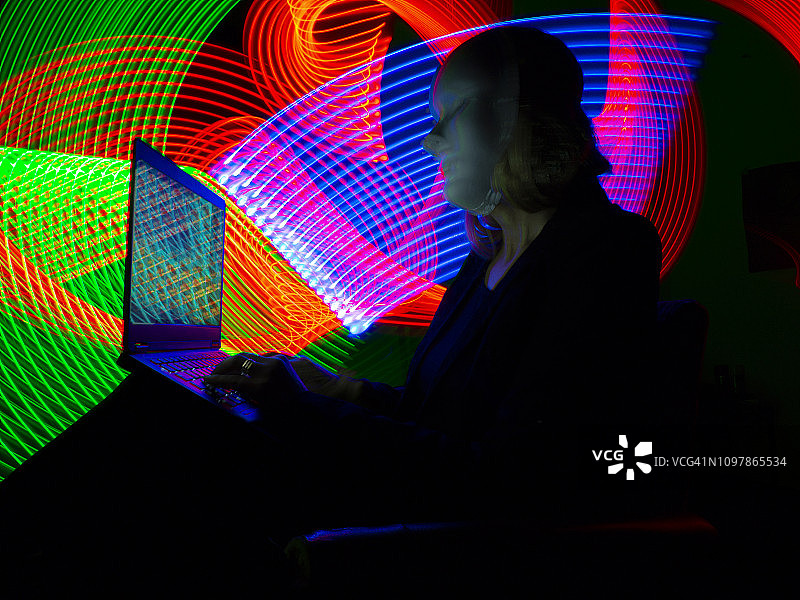 戴面具的人在移动中用笔记本电脑写作，虚拟环境图片素材