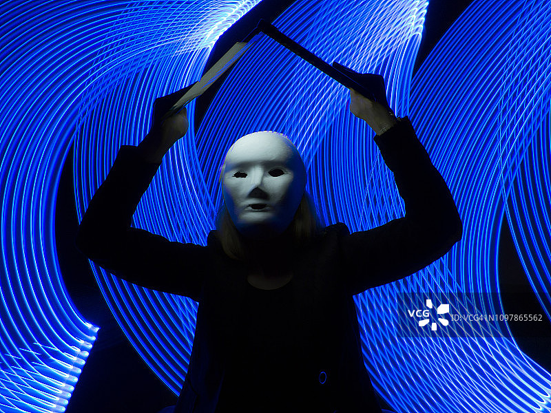 在控制论环境中用笔记本电脑遮住头部的匿名人士。 杀毒软件图片素材