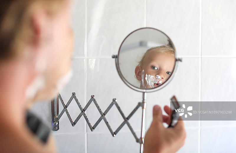 父亲教他的男婴刮胡子图片素材