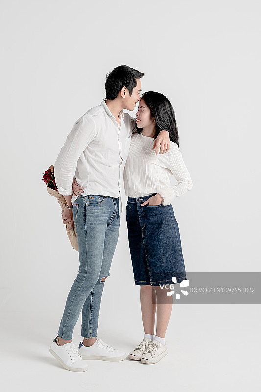 情侣在工作室拥抱图片素材