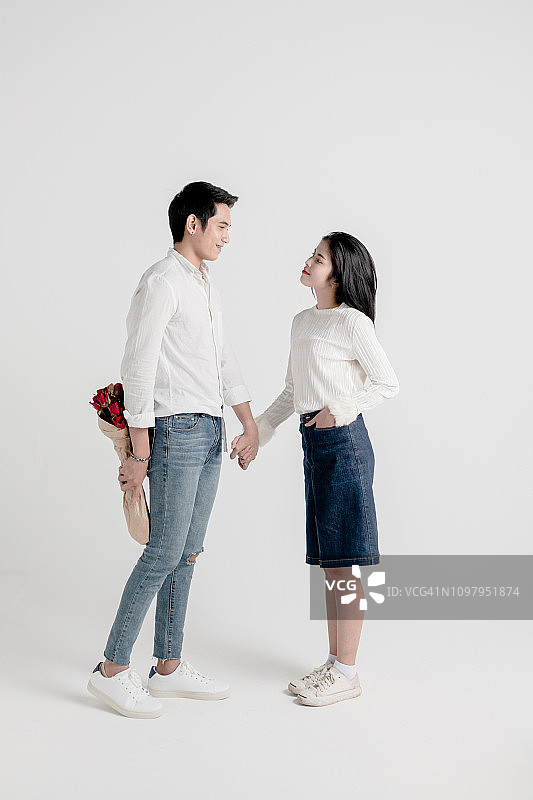 情侣站在一起图片素材