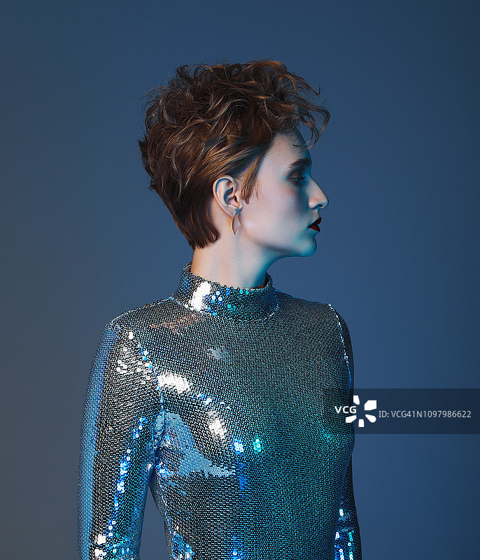 身穿亮片上衣的女人图片素材