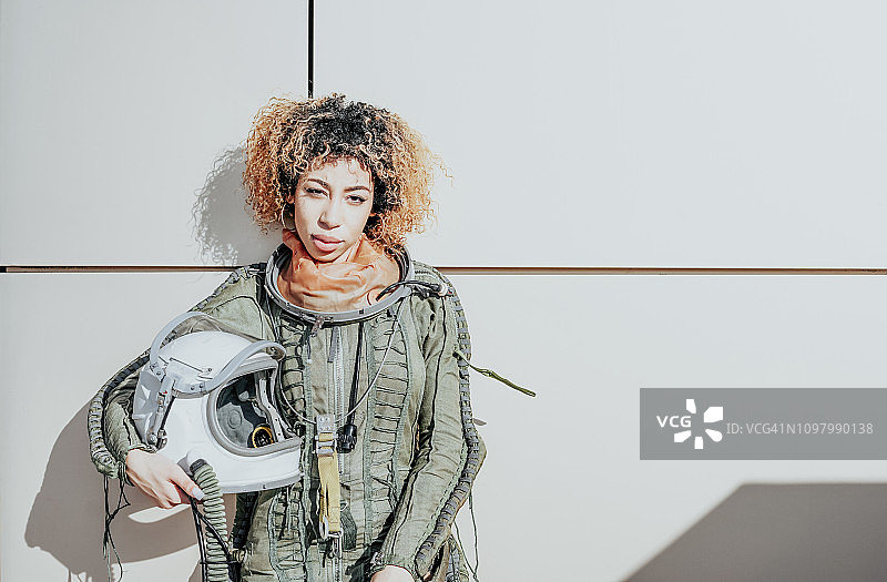 打扮成宇航员的美女看着镜头摆姿势图片素材