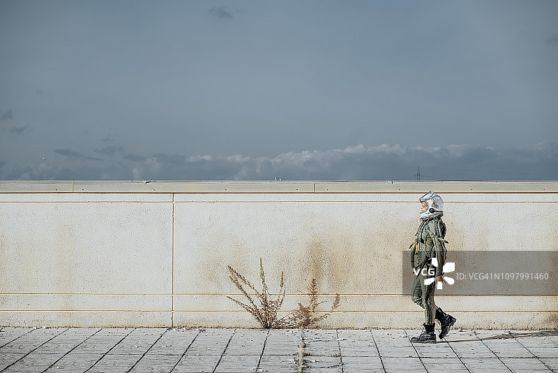 美丽女人扮成宇航员在街上行走图片素材