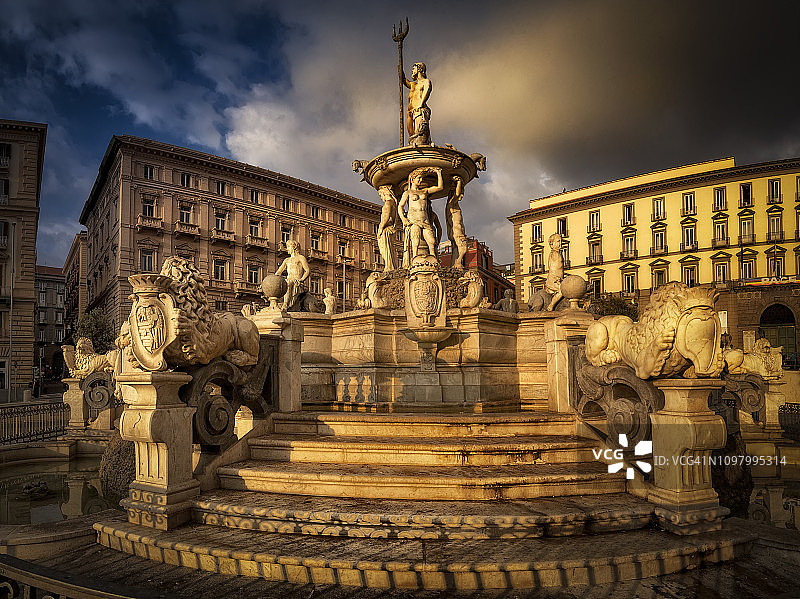 意大利那不勒斯海神喷泉日落图片素材