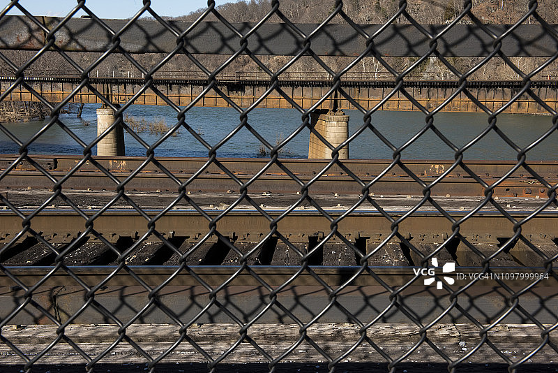 网状围栏桥图片素材