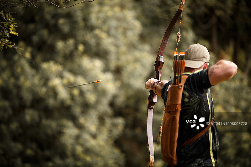 强壮的弓箭手射箭图片素材