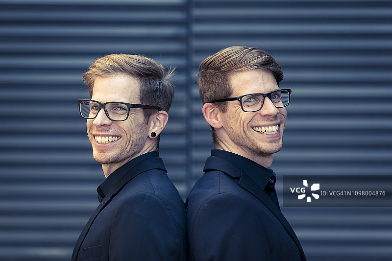 微笑的双胞胎兄弟图片素材