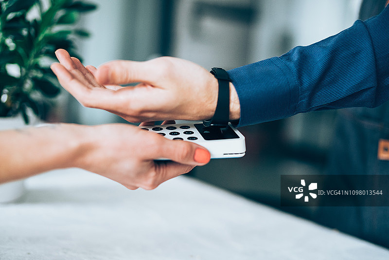 商人使用智能手表进行非接触式支付图片素材