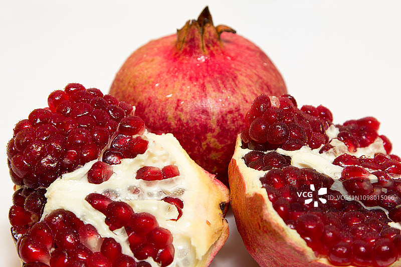 白背景上的净化石榴果图片素材
